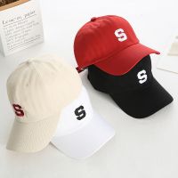 [Hat vendor]หมวกเบสบอลผู้หญิงคอตตอนใหม่ปักลายตัวอักษร S หมวกฮิปฮอปแบบเรียบง่ายสีทึบใช้ได้ทั้งชายและหญิงสำหรับฤดูใบไม้ผลิและฤดูHat vendor