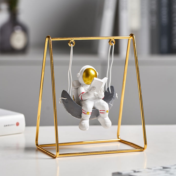 livingmall-ตุ๊กตานักบินอวกาศเขย่าบ้านชั้นวางของสำนักงานตกแต่งเครื่องประดับงานฝีมือเหล็ก