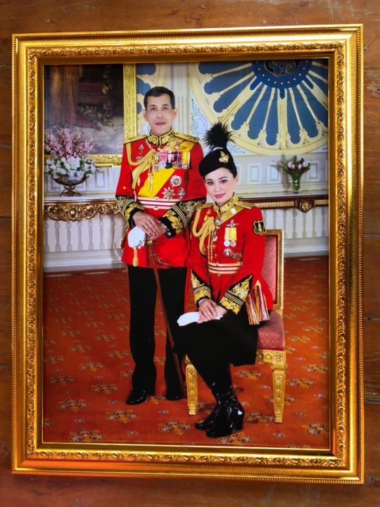 กรอบรูปสีทองมงคลรูปคู่ในหลวงราชินีชุดแดง-กรอบรูปขนาด-18x23-นิ้ว-ภาพมงคล-เสริมฮวงจุ้ย-ตกแต่งบ้าน-ของขวัญ-ของที่ระลึก