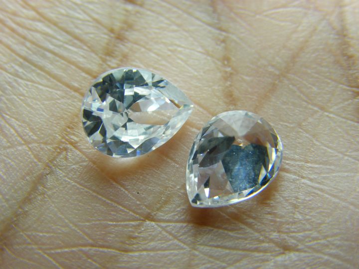 2-pcs-เพชรรัสเซีย-cubic-zirconia-สีขาว-white-รูป-pear-5x4-mm-gemstone