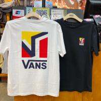 Vans เสื้อยืดแขนสั้นคอวีลําลองสีดําและสีขาวสําหรับผู้ชาย Vn0A54K8Blk/Vn0A54K8Wh