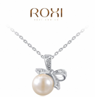 ROXI สร้อยคอพร้อมจี้รูปโบว์ รุ่น 2030002315  ประดับไข่มุก ชุบทองคำขาว ประดับคริสตัล Austrian Crystal