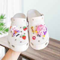 Crocs Jibbitz Charms รองเท้าลายการ์ตูน Sanrio น่ารัก3D หัวเข็มขัดรองเท้าวินนี่ช้อนส้อมมีดหมีพูห์รองเท้าที่ถอดออกได้ตกแต่งสำหรับ Crocs