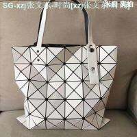 Issey Miyake สินค้าใหม่2022 Miyake Geometric Ling แบบพกพากระเป๋าสะพายเฉียงแฟชั่นโจ๊กเกอร์ Tas Rekreasi