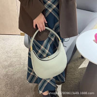 【จัดส่งฟรี】Song Crescent Head Layer Cowhide Litchi Pattern Handheld One Shoulder Underarm Crossbody Versatile Fashion Bag Girl