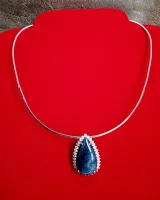 Blue Sapphire พลอยแท้ จี้เข็มกลัดไพลินแท้ ทรงหยดน้ำ เรือนเงินประดับเพชร CZ 60 กะรัต อัญมณีเสริมหน้าที่การงาน เมตตามหานิยม เป็นหนึ่งในนพเกล้า