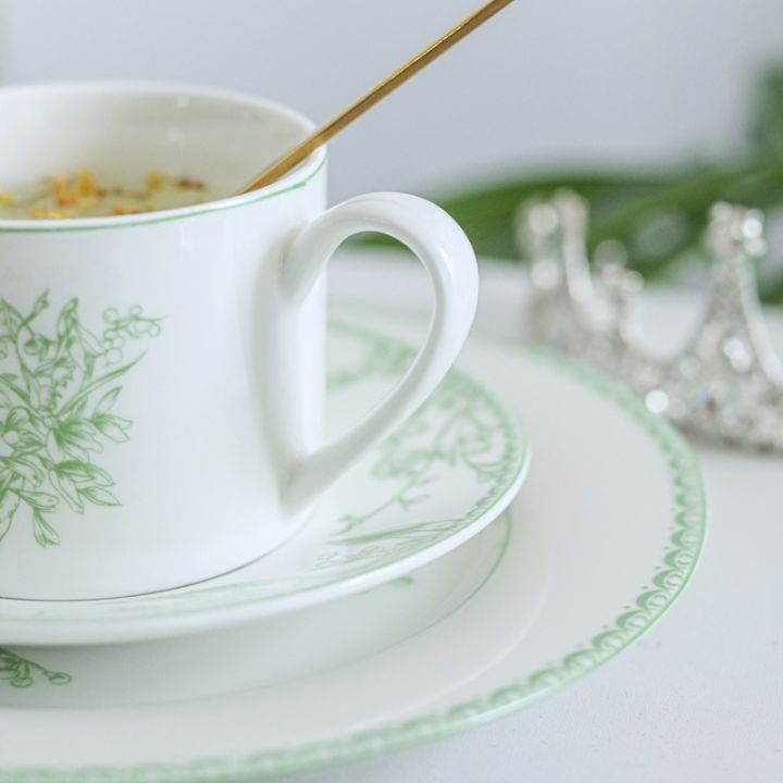 ดอกลิลลี่สีเขียวย้อนยุคของหุบเขาแก้วกาแฟเซรามิคและถ้วยและจานรองน้ำชายามบ่ายชุดจานรอง