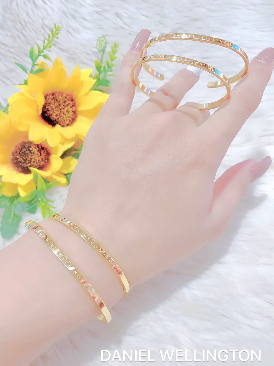 Vòng tay nữ thiết kế Hàn Quốc vàng 24k: Thực sự đáng để sở hữu, một chiếc vòng tay nữ thiết kế Hàn Quốc bằng vàng 24k sẽ làm nổi bật phong cách của bạn. Với chất liệu vàng cao cấp và thiết kế ấn tượng, chiếc vòng này sẽ là lựa chọn hoàn hảo cho những dịp quan trọng. Hãy mua ngay để trang sức của bạn thêm phần quyến rũ và quý phái hơn.