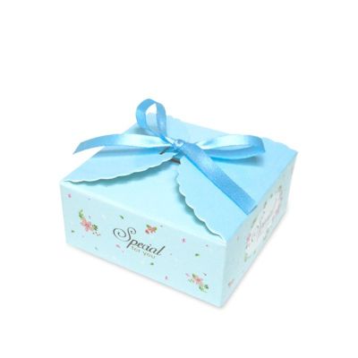 กล่องมีริบบิ้น กล่องสีฟ้าพิมพ์ลายดอกไม้ ( V015 ) ปิดด้านบนด้วยริบบิ้น กล่องขนาดเล็ก 7x7x3 เซนติเมตร กล่องใส่สบู่ กล่องใส่ของขวัญ ของชำร่วย