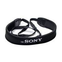 สายคล้องกล้อง แบบนิ่ม Neoprene รุ่น Sony  (สายสีดำ/อักษรขาว) ยืดหยุ่นสูงใช้ได้กับกล้องทุกยี่ห้อ ทั้ง DSLR และ Mirrorlessความยาว 74ซม,  ส่งไว