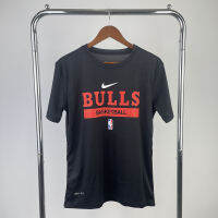 เสื้อยืดแขนสั้นพิมพ์ลายผู้ชาย Chicago Bulls Offset-สีดำ