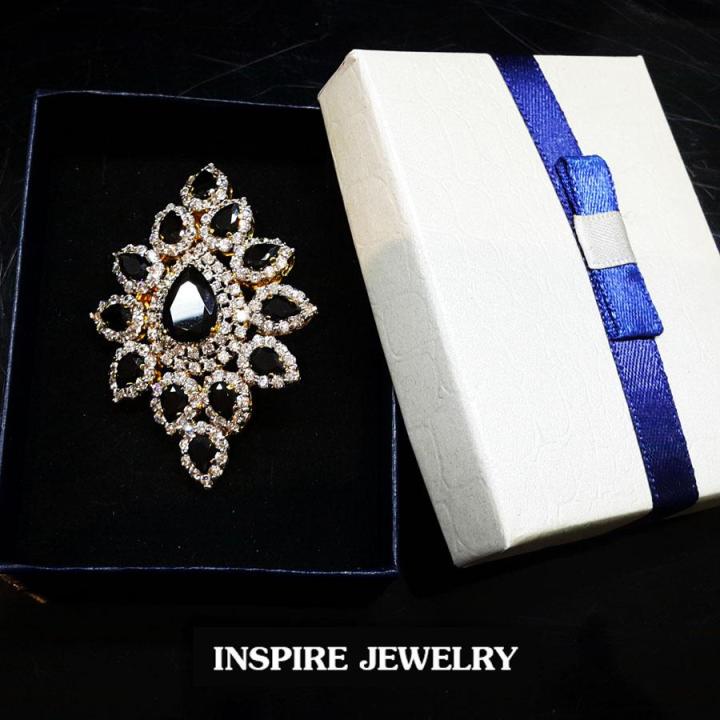 inspire-jewelry-จี้พร้อมเป็นเข็มกลัดได้ในตัว-ฝังพลอยนิล-และฝังเพชรสวิส-งานจิวเวลลี่-พร้อมกล่อง-ขนาด6x5cm