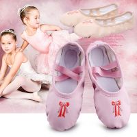 【Love ballet】สาวน้อยรองเท้าบัลเล่ต์หนังผ้าใบสบายรองเท้าแตะน่ารักสำหรับการฝึกอบรมยิมนาสติกเต้นรำเริ่มต้นรองเท้าส้นเตี้ยนุ่มทนทาน