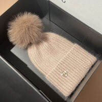 USPOP ยี่ห้อใหม่หมวกฤดูหนาวผู้หญิงถักหมวก Craystal Letter M Skullies Beanies กับ Geniune Fox Fur PomPoms