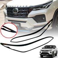 ครอบไฟหน้า กันรอยไฟหน้า รุ่น โตโยต้า ฟอร์จูนเนอร์ TOYOTA FORTUNER ปี 2020+ สีดำด้าน โลโก้แดง 2 ชิ้น