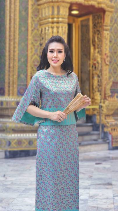 ชุดผ้าไทยไหมทอเครื่อง-สีสันและลวดลายสวยงาม-เสื้อดีไซน์แขนผ่าดูเก๋ไก๋ดูดีมีเสน่ห์-ผ้านุ่งมีตะขอปรับเอวได้-ใส่สบาย-เดินนั่งง่ายสะดวก