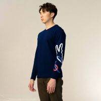 NAVY CUSTOM FIT CREW NECK LONG SLEEVE T-SHIRT WITH GRAPHIC PRINT เสื้อยืดคอกลมแขนยาวสีน้ำเงินพิมพ์ลายกราฟิกทรงคัสตอมฟิต