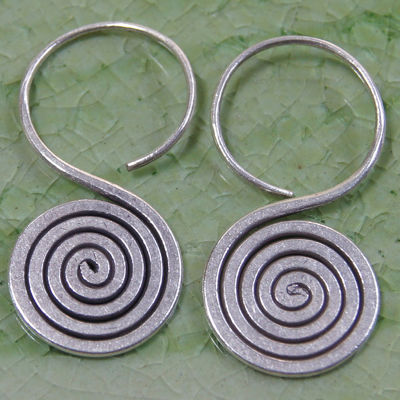 Coil beautiful exotic earrings pure silver Thai Karen hill tribe ม้วน ม้วน สวยงามไทยตำหูเงินกระเหรี่ยงทำจากมือชาวเขางานฝีมือสวยของฝากที่มีคุณค่าของฝากถูกใจน่ารัก