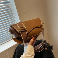 [Free ship] women 2023 spring and summer new niche design armpit simple foreign style soft leather crossbody saddle