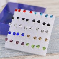 （HOT) ต่างหูเข็มพลาสติก Rhinestone แบบบรรจุกล่องต่างหูแบบเจาะหูสำหรับผู้ชายและผู้หญิงต่างหูขนาดเล็กที่มีอารมณ์แบบเกาหลีต่างหูแบบเต็มต่างหูแบบติดหู