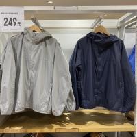 UNIQLO 2022ของผู้ชาย/ผู้หญิงห้องลองเสื้อฤดูร้อนแบบพกพาป้องกันรังสียูวีแจ็คเก็ตมีฮู้ดป้องกันแสงแดด444550เสื้อผ้า