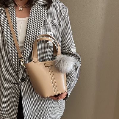 French niche fashion handbags female autumn/winter 2021 new senior feeling restoring ancient ways is inclined bucket bag popular package