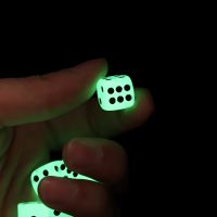 【LZ】 6-Sided Noctilucent Dice Cubos de Canto Redondo Night Light Fun Bar KTV Entretenimento Jogo Luminous Dices Beber Ferramenta 14mm 5pcs