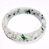 (J43) กำไลหยก แกะสลัก พม่าแท้ Jadeite Type A  Size 63 mm. หยกแท้ 100% งานแกะสวยปราณีต งดงาม