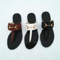 The new spring and summer 2022 flip-flops couples with men women shoes horse bit buckle pinches flat sandals