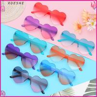 XUESHE ตลกๆ สีลูกอมสี สีสันสดใส ที่บังแดด แว่นกันแดดสำหรับงานเลี้ยง แว่นตารูปหัวใจ แว่นตากันแดดรูปหัวใจ