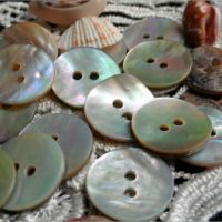 Holiday Discounts 100PCS/Lot 10Mm Round Shell Sewing Buttons 2 Hole Button Natural Shell Buttons Color Japan Mother Of Initation Pearl Buttons