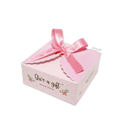 20 ใบ กล่องมีริบบิ้น ( V015 ) กล่องสีชมพูพิมพ์ลายดอกไม้ปิดด้านบนด้วยริบบิ้น ขนาด 7x7x3 เซนติเมตร กล่องใส่สบู่ กล่องใส่ของขวัญ ของชำร่วย