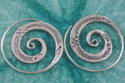 Thai dangel Karen hill tribe coil flower earrings 99% Silver  ใส่สวยงาม ตำหูเงินกระเหรี่ยงทำจากมือชาวเขางานฝีมือสวย ของฝากชาวต่างชาติชอบมาก งานทำด้วยมือ