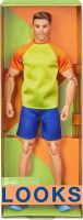 Barbie Looks Ken Doll with Brown Hair Dressed in Orange and Yellow Tee with Blue Shorts, Posable Made to Move Body HJW85 ตุ๊กตาบาร์บี้ดูเหมือนตุ๊กตาเคนที่มีผมสีน้ำตาลสวมใส่ในชุดสีส้มและสีเหลืองกับกางเกงขาสั้นสีฟ้าสวมใส่เพื่อย้าย HJW85ของร่างกาย