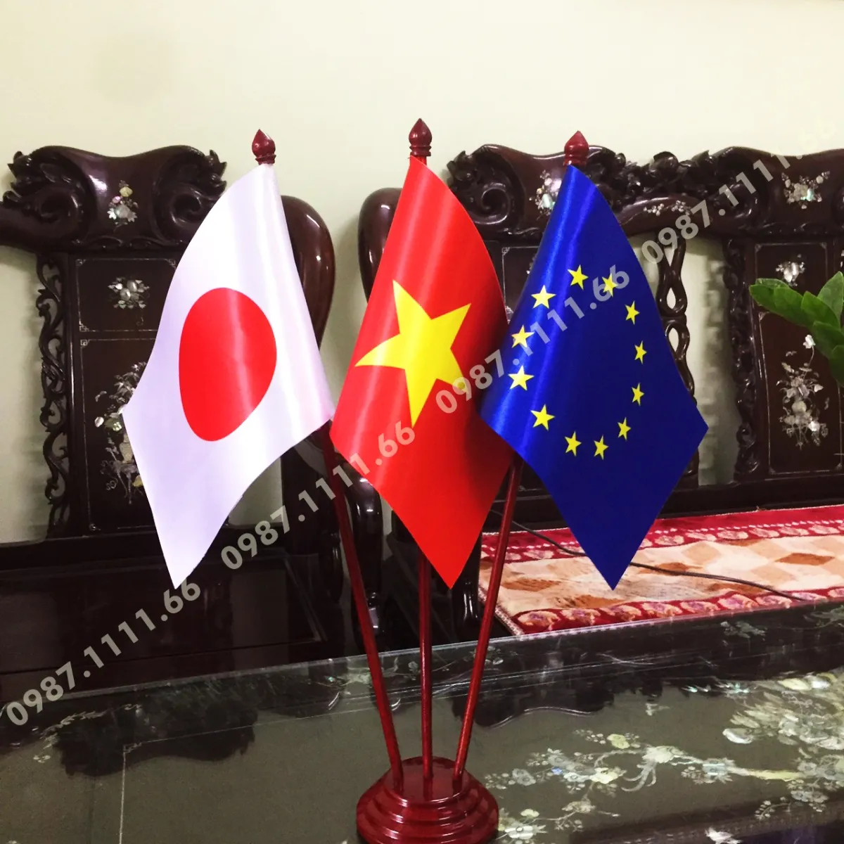 Cờ để bàn làm việc đế gỗ 3 cờ Việt Nam - Nhật Bản - EU:
Bạn có thích sự kết hợp giữa 3 quốc kỳ Việt Nam - Nhật Bản - EU trên một đế cờ gỗ sang trọng để để bàn làm việc của mình? Đây là sản phẩm độc đáo, có thể dùng làm quà tặng cho đối tác quốc tế, hoặc sử dụng trong các cuộc họp, gặp mặt quan trọng. Đảm bảo mang đến cho bạn sự lịch lãm, đẳng cấp và tôn vinh sự đa dạng văn hóa của các quốc gia.