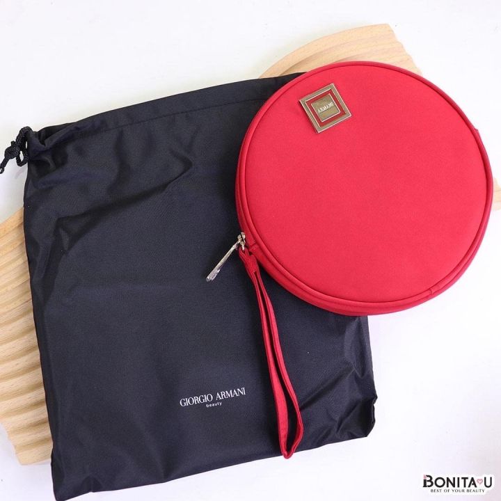 กระเป๋า Giorgio Armani Beauty Bag ทรงกลมสีแดง   กระเป๋าทรงกลมผ้าซาตินสีแดงสด ตัดเย็บอย่างดี ซิปครึ่งวงกลม