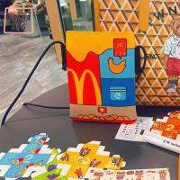 SFHDHETRR การออกแบบชนกลุ่มน้อย กระเป๋า Crossbody ผ้าใบของ McDonald ถุงเล็กๆ สไตล์เกาหลีแบบ กระเป๋าถือลายการ์ตูน ง่ายๆ กระเป๋าใส่เหรียญ กระเป๋าแมสเซนเจอร์ใบเล็ก สำหรับผู้หญิง