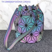 （READY STOCK）▼๑ Japanese trend rhombus fashion new pu womens bag matte luminous color-changing colorful golden chain barrel messenger bag YZ