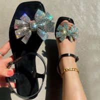 HOT★ผู้หญิงรองเท้าแตะแฟชั่น Bright Diamond Bowknot หัวเข็มขัดรองเท้าแตะสแควร์ Toe Bling Bling เปิดเท้าแบนรองเท้าแตะหรูหราสำหรับสตรี