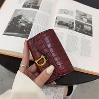 NANSHATIANFULUO แฟชั่น กระเป๋าสตางค์หัวเข็มขัด เคสบัตรเครดิต ตัวอักษร D มัลติฟังก์ชั่น สาวๆ ผู้หญิง สุภาพสตรี กระเป๋าสตางค์จระเข้ ที่ใส่บัตรประชาชน กระเป๋าสตางค์สั้น กระเป๋าใส่เหรียญ