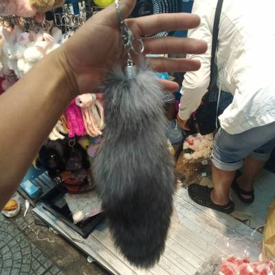 พวงกุญแจหางจิ้งจอกสีเทาเงิน ยาว25-30ซม. ( Silver gray fox tail keychain)