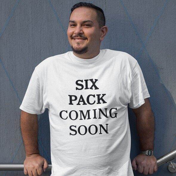 การออกแบบเดิมเสื้อยืดผู้ชาย-เสื้อไซส์ใหญ่-สกรีนแฟชั่น-six-pack-coming-soon-เสื้อคนอ้วน-xl-ถึง-4xl-5xl-รอบอก-60-นิ้ว-cotton-100s-5xl