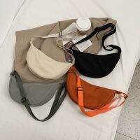 【Lanse store】สีทึบกระเป๋าคาดหน้าอกสำหรับความจุขนาดใหญ่สำหรับผู้หญิง Crossbody ผู้หญิง,เข็มขัดดวงจันทร์ครึ่งตัวสำหรับผู้หญิงกระเป๋าคาดไหล่แนวสตรีทประจำวัน2022