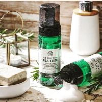 The Body Shop Tea Tree Skin Clearing Foaming Cleanser 150ml เจลล้างหน้าเนื้อโฟมสูตรเย็นสดชื่น ทำความสะอาดอย่างล้ำลึกถึงรูขุมขน เพื่อขจัดน้ำมันส่วนเกิน