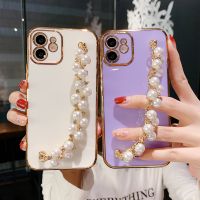 เคสโทรศัพท์โซ่ไข่มุกเคลือบ6D สำหรับ iPhone 15 14 13 12 11 Pro Max XR XS Max 7 8 Plus SE2 SE3 12 13เคสซิลิโคนแบบนิ่มสายรัดข้อมือขนาดเล็ก