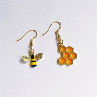 Fashionable Honeycomb Hexagonal Enamel Earrings Honeycomb Bee Irregular EarringsSimple Elegant Geometric Asymmetrical Earrings