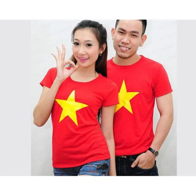 Xưởng may chuyên thiết kế các kiểu áo thun nổi tiếng đã cho ra đời một mẫu áo thun cờ Việt Nam với phong cách Hàn Quốc độc đáo, tôn vinh vẻ đẹp của cờ đỏ sao vàng. Hãy mang vẻ đẹp này trên người bạn và tự hào khi lưu giữ những giai điệu của quốc ca.