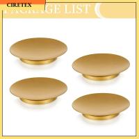 CIRETEX 4Pcs โลหะสำหรับตกแต่ง เชิงเทียนทองสำหรับเทียนเสา สง่างามเรียบหรู ทองสีทอง ถาดเทียนโลหะขนาดเล็ก เทียนเสา เชิงเทียนแผ่นเหล็ก แต่งงานในงานแต่งงาน