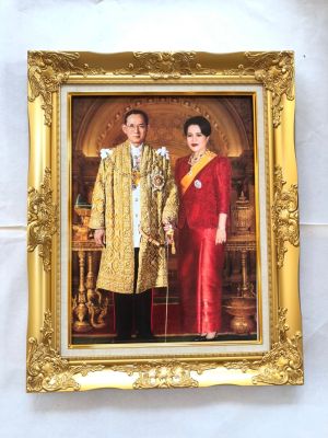 กรอบรูปหลุยส์รัชกาลที่ 9 คู่ราชินี กรอบรูปขนาด 21x26 นิ้ว ภาพมงคล เสริมฮวงจุ้ย ตกแต่งบ้าน ของขวัญ ของที่ระลึก