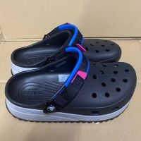 Crocs รองเท้าแตะและรองเท้าแตะสำหรับผู้ชายและผู้หญิงรุ่นใหม่ของ